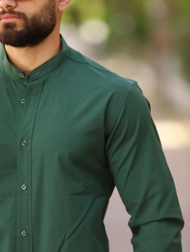 Темно зеленая мужская приталенная однотонная рубашка стойка Р-1370