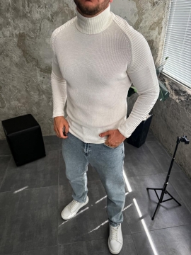 Білий легкий светр із ребрами на рукавах під горло Т-1277