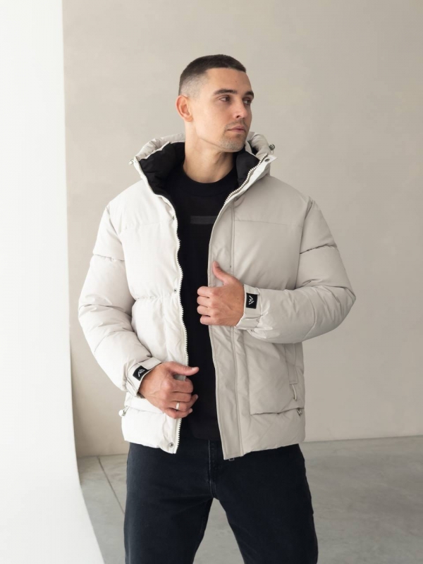Стильная светлая короткая мужская куртка на зиму с капюшоном К-1539
