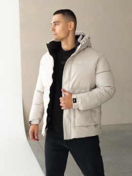 Стильная светлая короткая мужская куртка на зиму с капюшоном К-1539