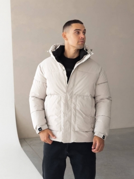 Стильная светлая короткая мужская куртка на зиму с капюшоном К-1539