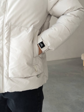 Стильная светлая короткая мужская куртка на зиму с капюшоном К-1539