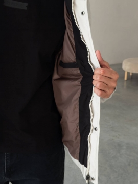 Стильная светлая короткая мужская куртка на зиму с капюшоном К-1539