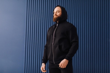 Черный теплый мужской спортивный костюм с кофтой на молнии и капюшоном К-968