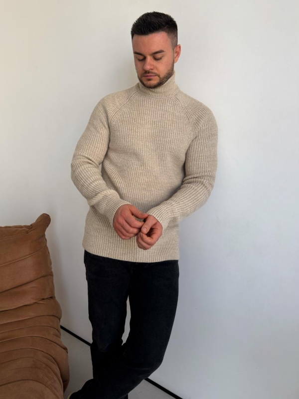 Бежевый мужской вязаный свитер под горло Т-1322