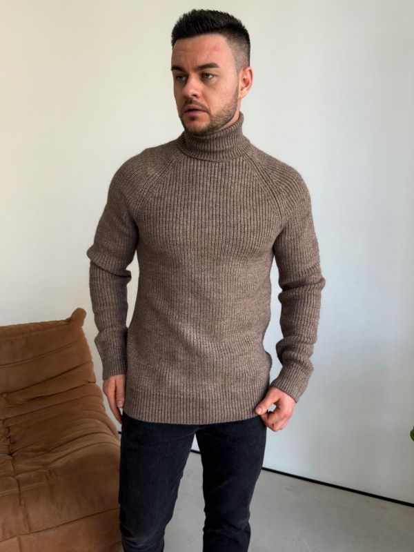 Стильный темно бежевый вязаный мужской свитер с высокой горловиной Т-1323