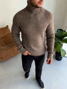 Стильный темно бежевый вязаный мужской свитер с высокой горловиной Т-1323