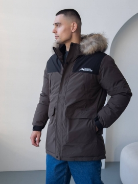 Стильная мужская коричневая куртка на зиму с мехом на капюшоне К-1545