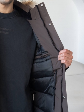 Стильная мужская коричневая куртка на зиму с мехом на капюшоне К-1545