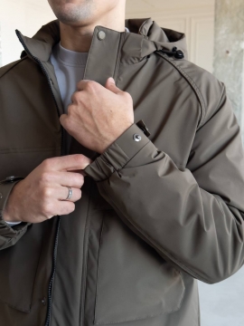 Демисезонная мужская куртка хаки из плащевки с капюшоном К-1555