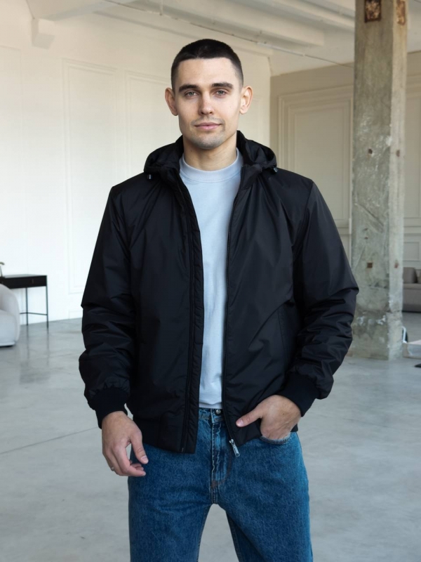 Черная куртка мужская на весну из плащевки с капюшоном К-1557