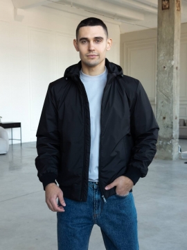 Черная куртка мужская на весну из плащевки с капюшоном К-1557