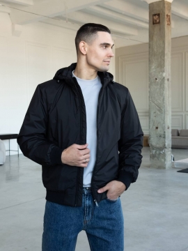 Черная куртка мужская на весну из плащевки с капюшоном К-1557