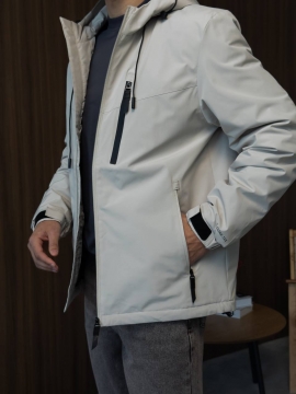 Мужская демисезонная курточка с капюшоном в светлом оттенке К-1560