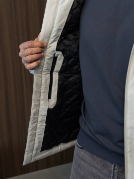 Мужская демисезонная курточка с капюшоном в светлом оттенке К-1560