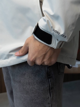 Мужская демисезонная курточка с капюшоном в светлом оттенке К-1560