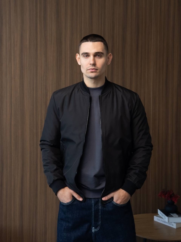 Черный легкий мужской демисезонный бомбер на молнии К-1561