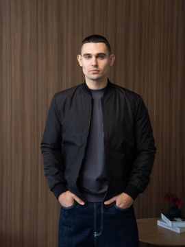Черный легкий мужской демисезонный бомбер на молнии К-1561
