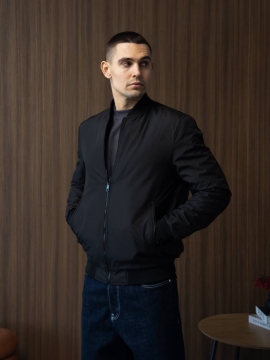 Черный легкий мужской демисезонный бомбер на молнии К-1561