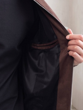 Стильный темно коричневый мужской замшевый бомбер на весну К-1566