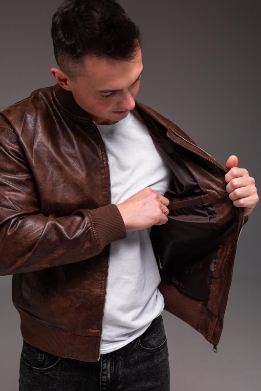 Мужской кожаный коричневый бомбер на весну К-1572