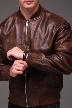 Мужской кожаный коричневый бомбер на весну К-1572