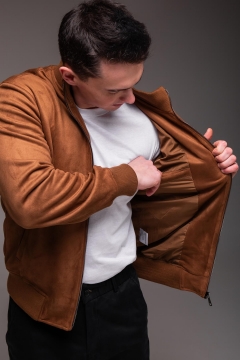 Коричневая мужская замшевая куртка бомбер К-1577