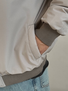 Легкий бежевый мужской демисезонный бомбер К-1582