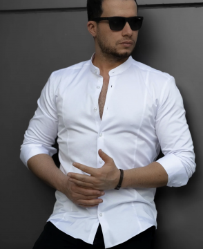 Белая приталенная мужская однотонная рубашка с длинным рукавом стойка Р-1541