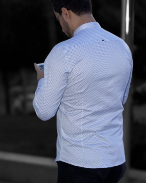 Белая рубашка с длинным рукавом с узорами и скрытыми пуговицами Р-1547