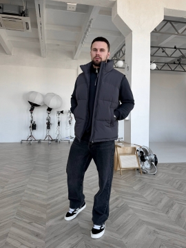 Мужская стеганая жилетка в оттенке графит без капюшона К-1591