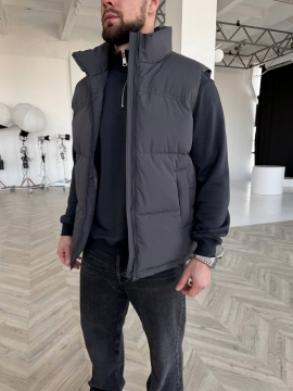 Мужская стеганая жилетка в оттенке графит без капюшона К-1591