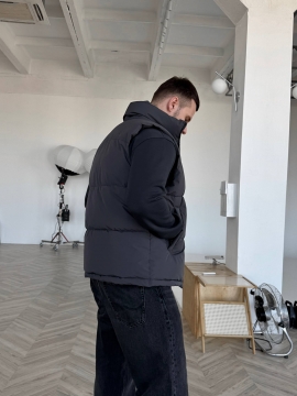 Мужская стеганая жилетка в оттенке графит без капюшона К-1591