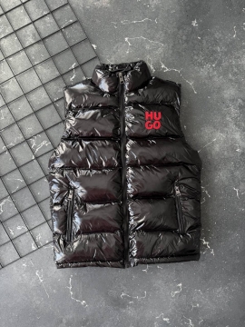 Черная модная брендовая жилетка Boss из лаковой плащевки К-1635