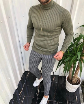 Модная зеленая кофта с горлом S-276