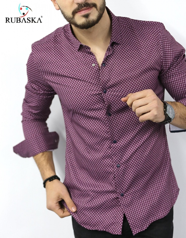 Облегающая чоловіча сорочка малинового кольору з малюнком Р-671