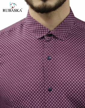 Облегающая мужская рубашка малинового цвета с рисунком Р-671