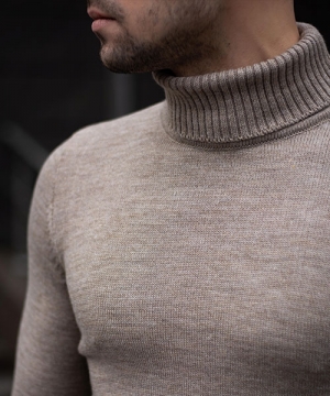 Стильный светлый мужской гольф Т-393