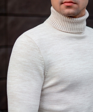 Светлый стильный мужской гольф Т-397