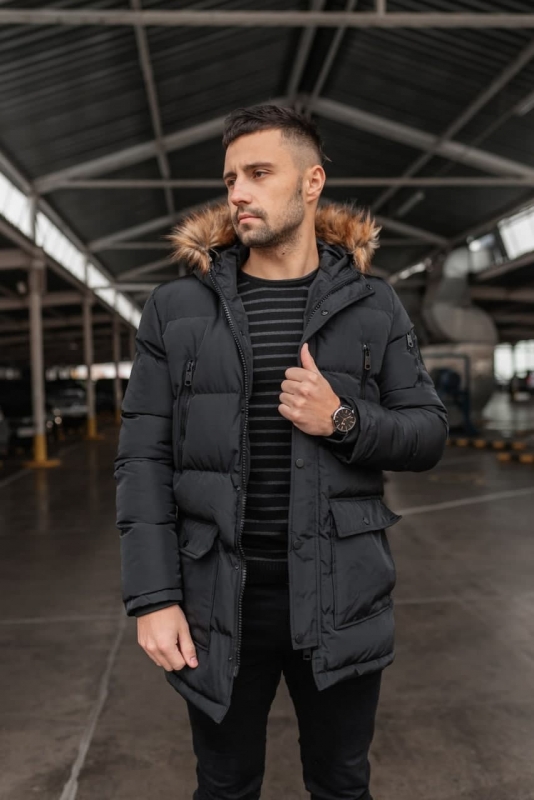 Чорна зимова стильна куртка з хутром на капюшоні Z-314 