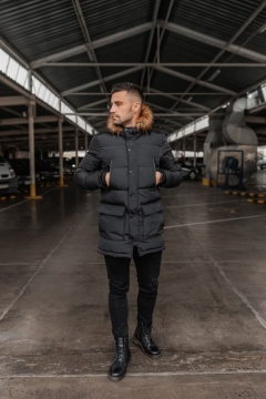 Чорна зимова стильна куртка з хутром на капюшоні Z-314 