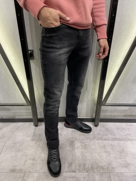 Подзауженные темно серые джинсы D-441
