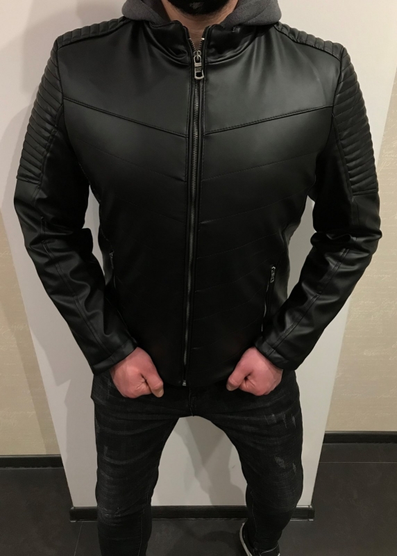 Стильная мужская куртка из экокожи с капюшоном К-399