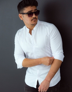 Модная белая приталенная мужская однотонная рубашка Р-941