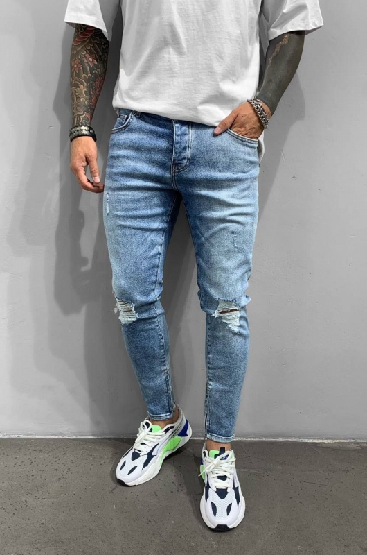 Голубые джинсы с дырками на коленях D-499