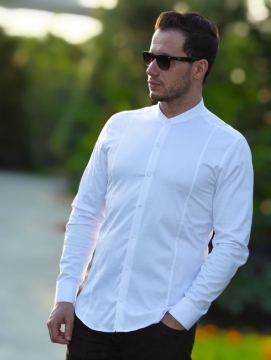 Белая мужская однотонная рубашка на кнопках Р-987