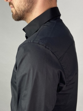 Черная приталенная мужская рубашка Р-998