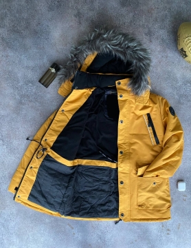 Желтая зимняя куртка с мехом на капюшоне К-623