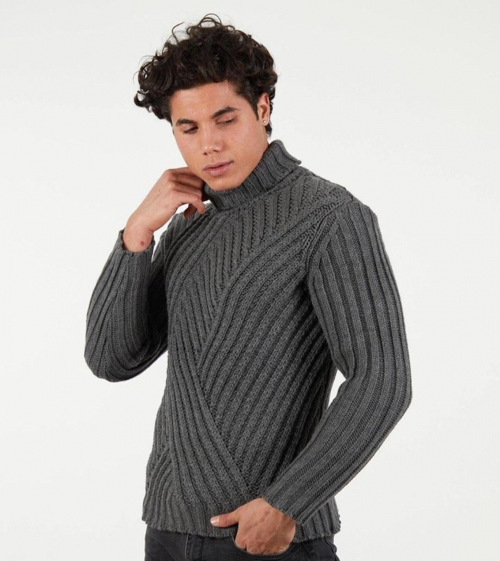 Темно серый вязаный свитер под горло Т-617