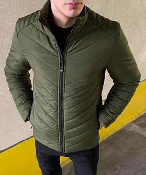 Стильная темно зеленая демисезонная стеганая курточка К-644